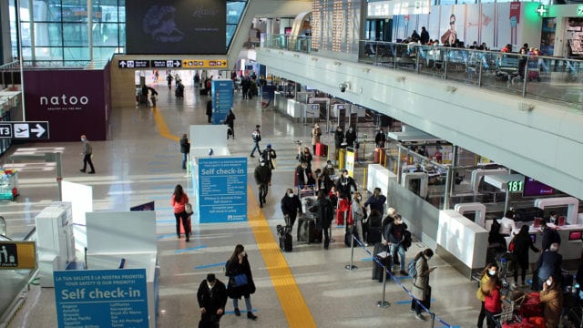 El Salvador, Argentina y Colombia prohiben vuelos de Reino Unido por nueva cepa de covid-19