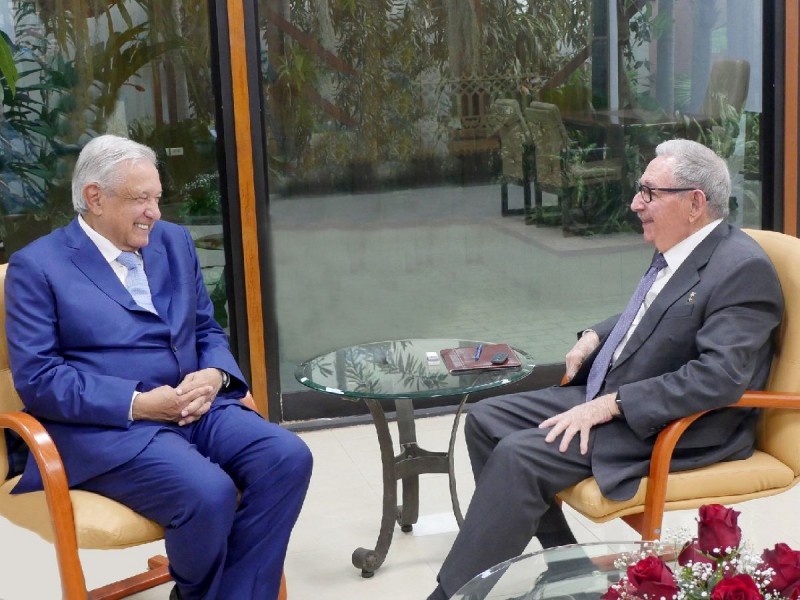 Difunden fotografía de encuentro de López Obrador con Raúl Castro