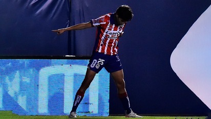 Jurgen Damm festeja como Cristiano Ronaldo y el estadio le canta el “¡Siuuu!”