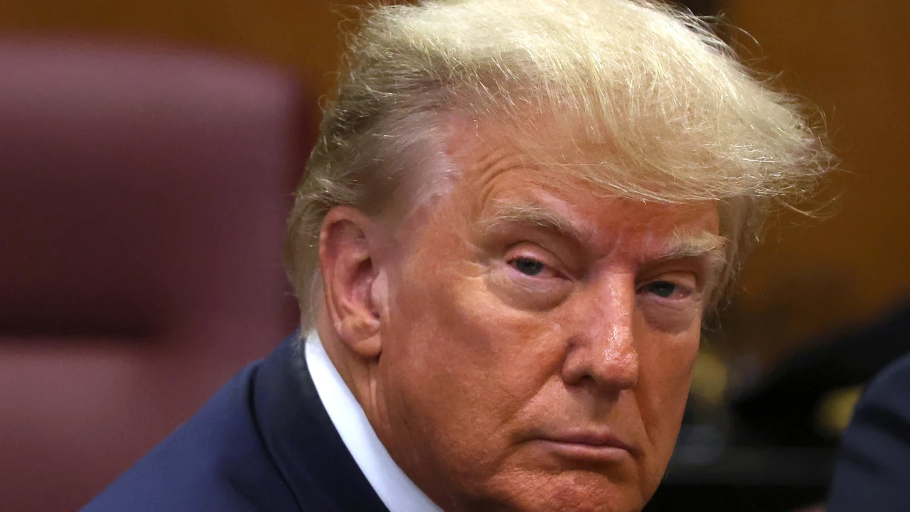 Trump demanda a cadena ABC y al periodista George Stephanopoulos por difamación