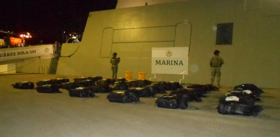 Marina detiene embarcación con 1,600 kilos de cocaína y “huachicol” en Manzanillo