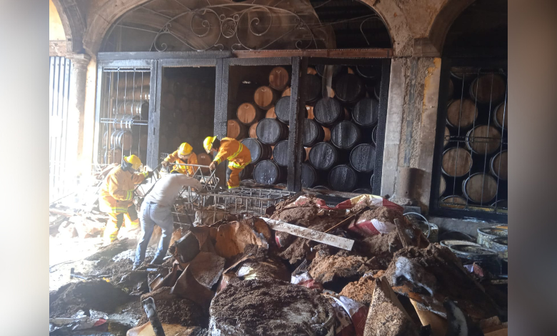 Suman 6 personas muertas por explosión en fábrica tequilera