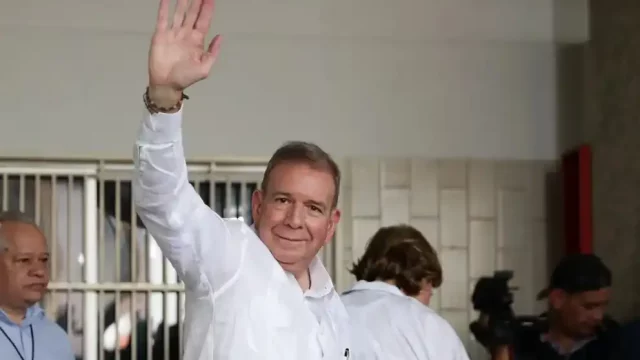 Boluarte recibe a González Urrutia con honores en el Palacio de Gobierno de Lima