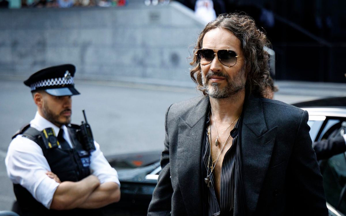 El actor Russell Brand se declara “no culpable” de cinco delitos