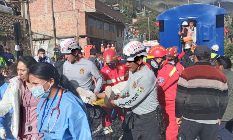 Evacúan a unos 2.000 turistas varados tras choque mortal en Perú de trenes rumbo a Machu Picchu
