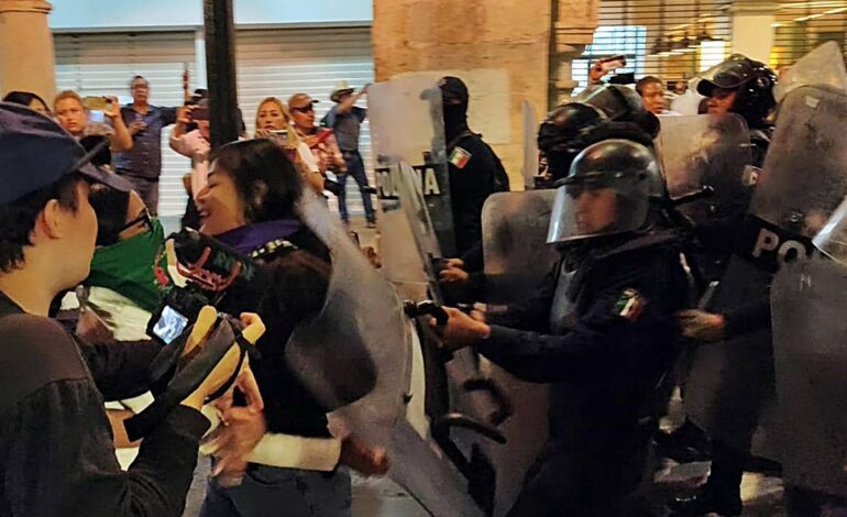 8M en Oaxaca: violencia y desalojo policial tras protestas con daños materiales